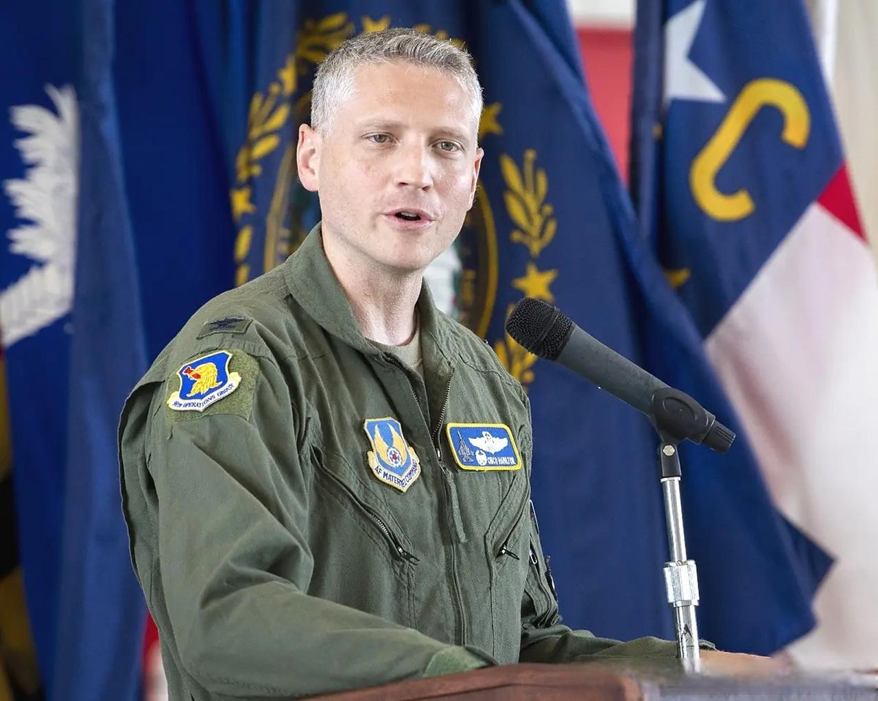 一位美国军官放话，如果中美开战，千万别炸中国港口，留着自己用。

这话一出，很多