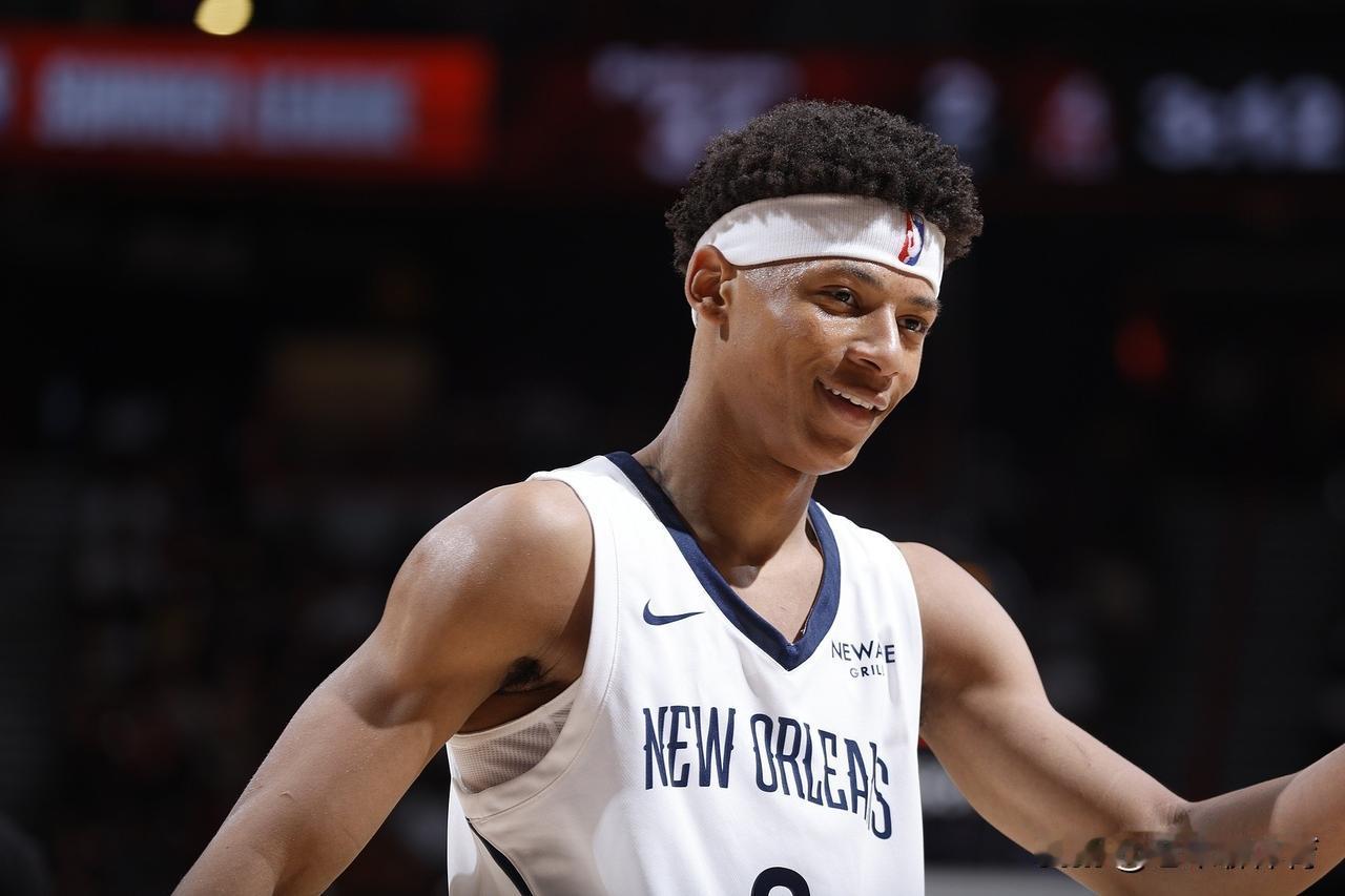 休赛期刚交易过来，仅仅打了两场，就被新秀取代首发了？
今年休赛期，鹈鹕队为了让球