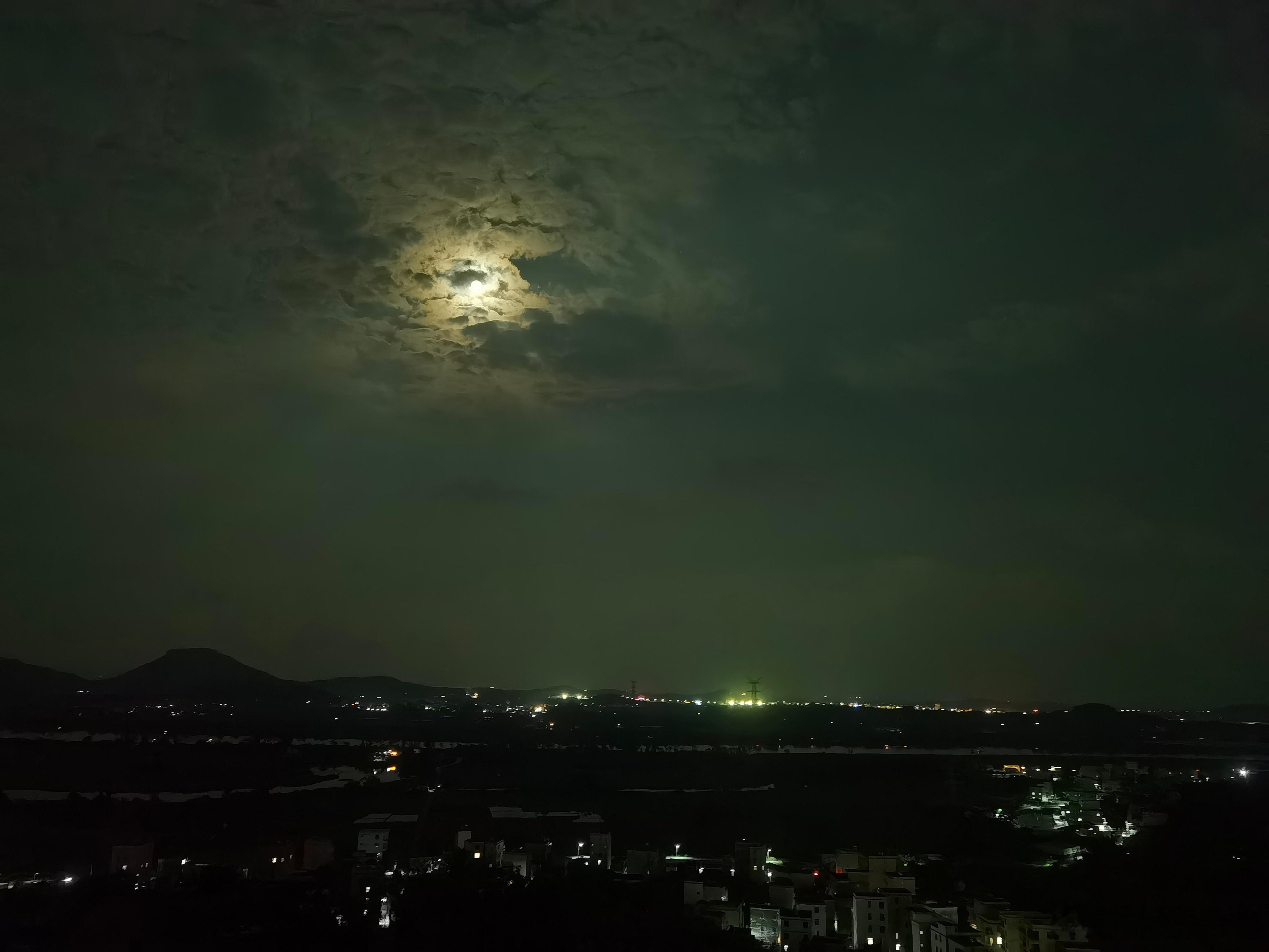 随手拍的月光碎片，把夜晚的温柔都悄悄藏进了镜头里。阳江 阳江