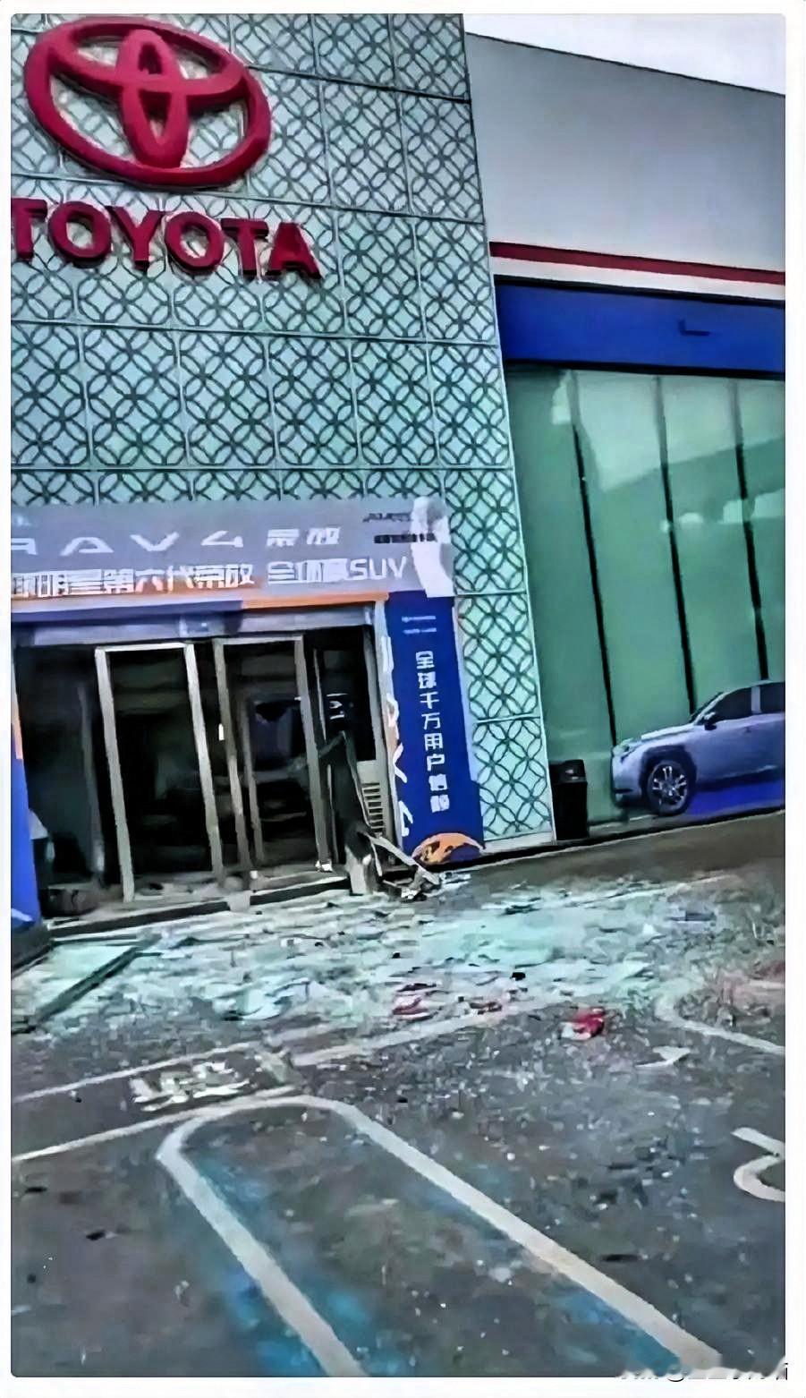 成都发生爆燃的那家汽车4s店老板
估计现在肠子都要悔青了，
原本只是因为一件小事