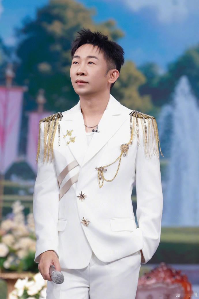 你好星期六谁是你的王子 童话舞会的布景很有代入感，嘉宾沉浸式进入设定，各种互怼、