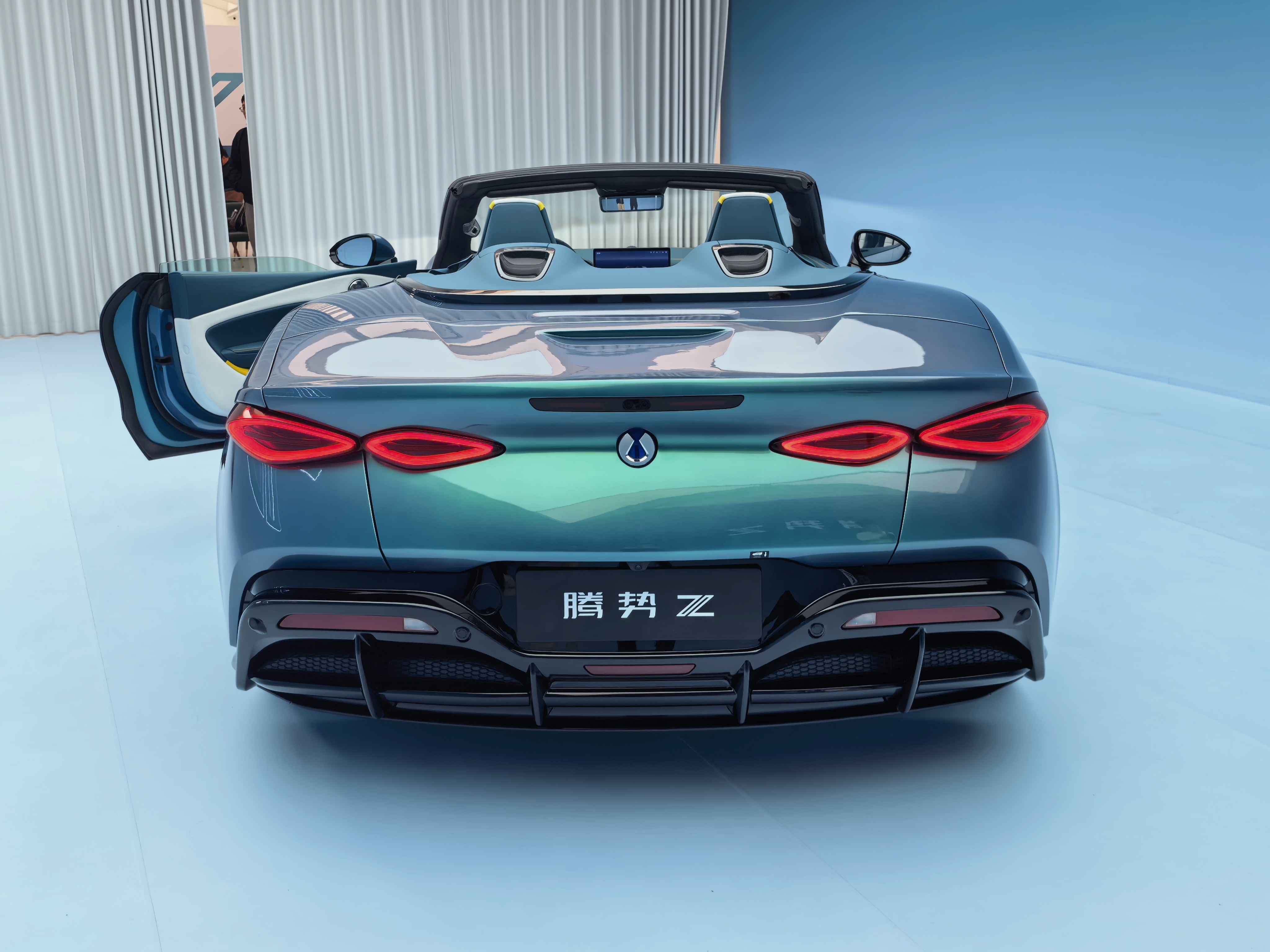 刚才谁说想看腾势Z的实拍图？这一台车的性能绝对炸裂，你不相信我也要相信腾势易三方