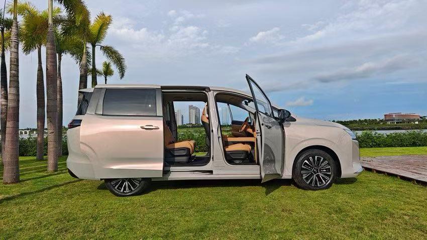 还记得那年，小区里第一辆宏光MINIEV吸引了所有人的目光。如今，五菱已经走进了