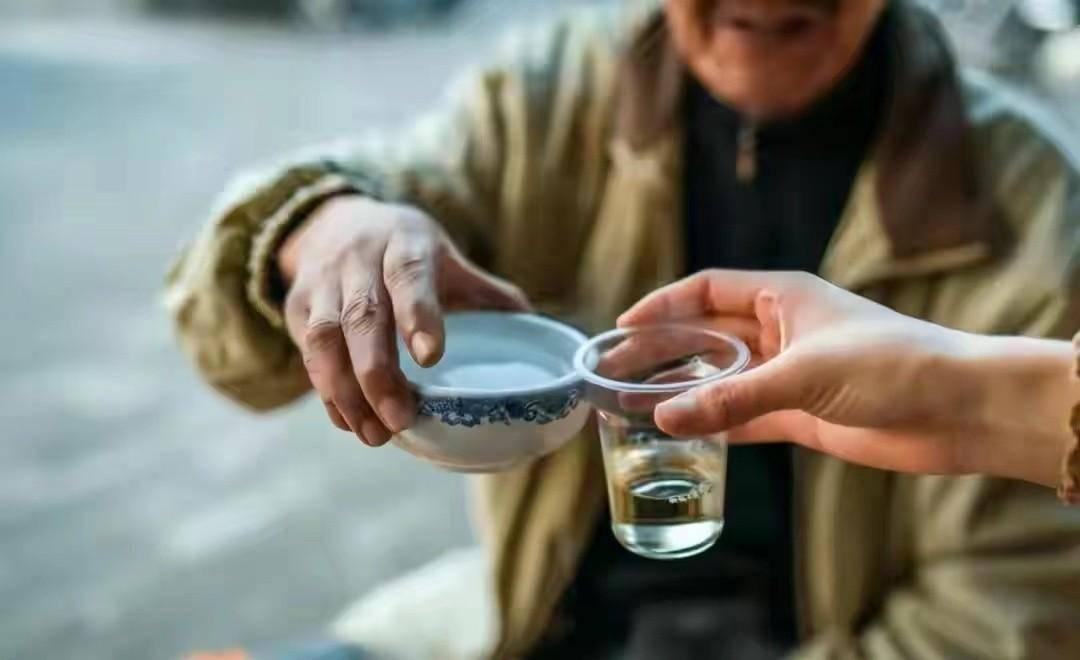 男子查出癌症1个月，还是拒绝手术，接着抽烟打牌：命由我决定！

“我知道自己的命
