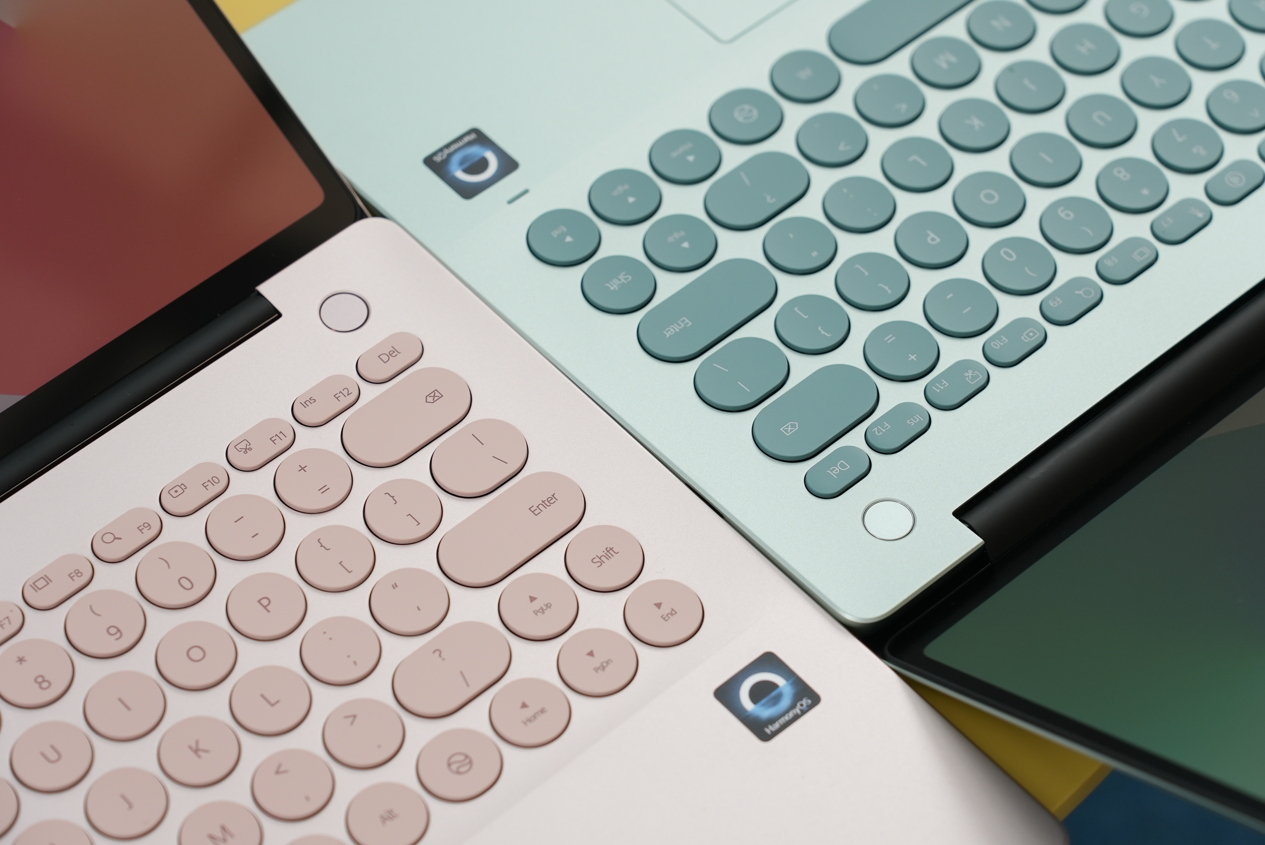 华为发布了全新的 MateBook 14 鸿蒙版。这次不仅上了云晰柔光屏，新配色