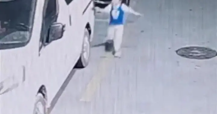 3岁男孩划伤邻居豪车，父亲没有责骂，接下来的举动让所有人意外