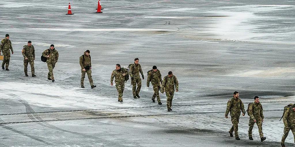 丹麦士兵携带实弹进入格陵兰岛待命，以防美国决定强攻这个寒冷的岛屿

虽然在达沃斯