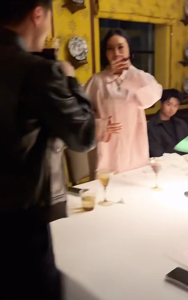 马龙出席代言品牌晚宴活动，与万宝宝同框礼貌对饮！
马龙也有逃不掉，必须商务应酬的