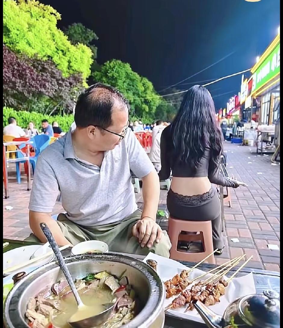 夜市大型社死现场！损友才是终极“背刺王”
 
灯火通明的夜市大排档，火锅咕嘟冒热