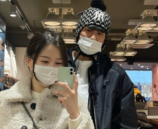 韩媒表示，就在今年6月，有人发现安智敏的社媒账号删除了所有关于金玟哉的照片，社媒