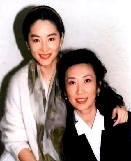 你能想象吗？
一个身家几个亿的顶级女富豪，早就放话连遗体都要捐了，可她奋斗一生攒