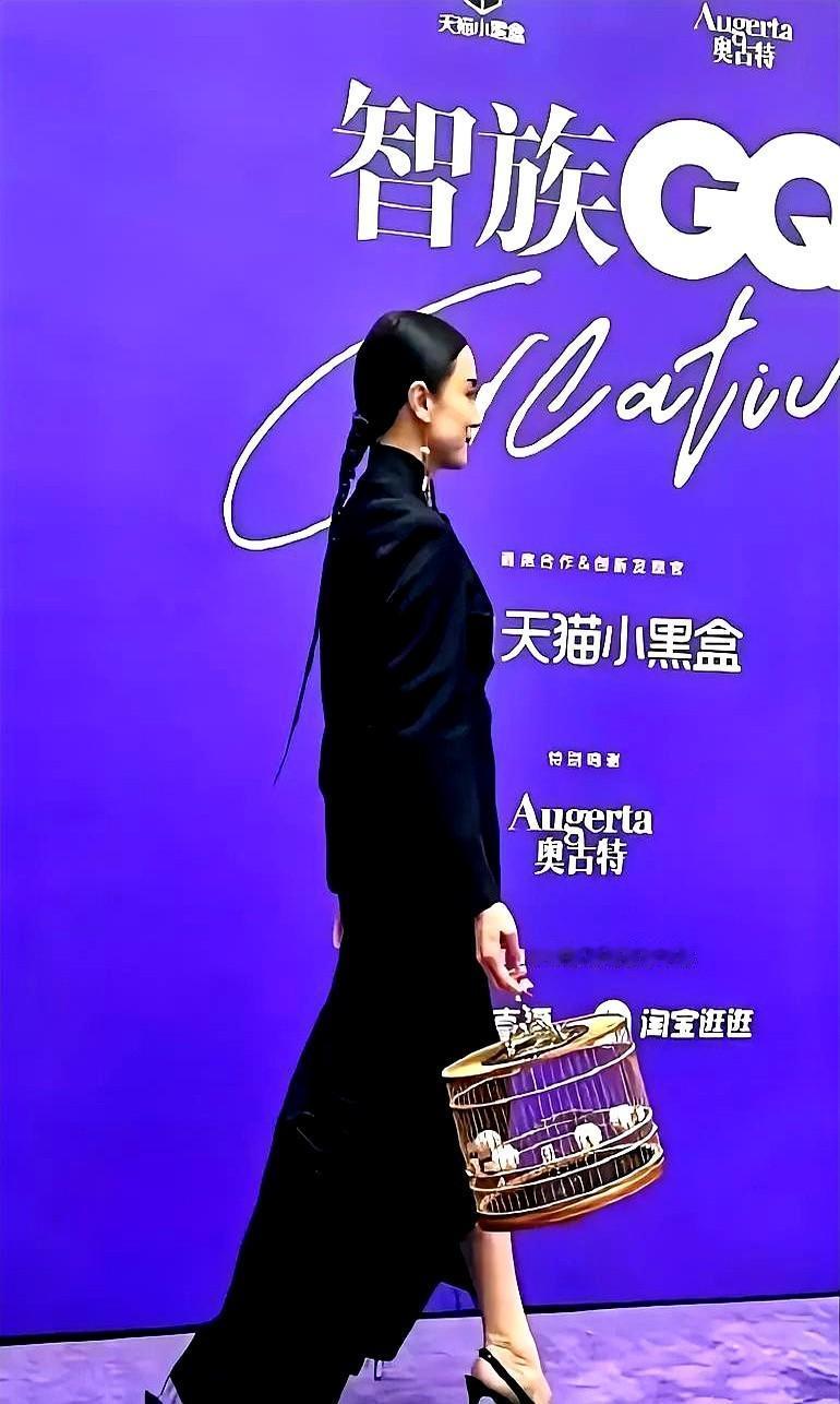 2024年影后拿到手软的宋佳，竟因一个发型被骂惨。

就是她在电影节那个红毯造型