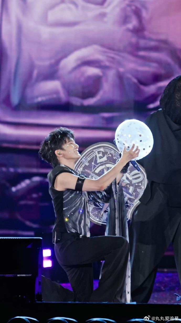 周深现场把伴舞开了乐子人必追巡演连续剧！梦境小品持续上新，每场台词全新定制，周深