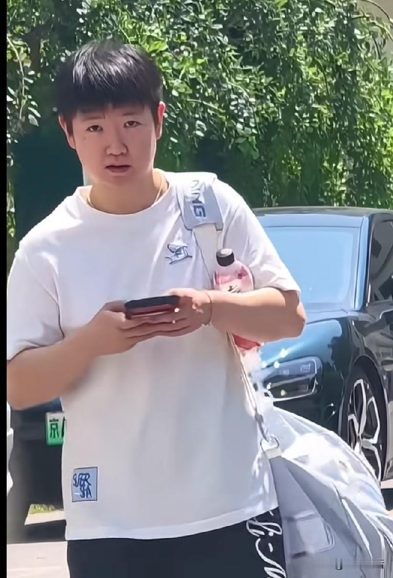 8月10日刷到新鲜的莎莎!

莎莎去训练的路上，肩上依然是背着浅灰色的大包，上身