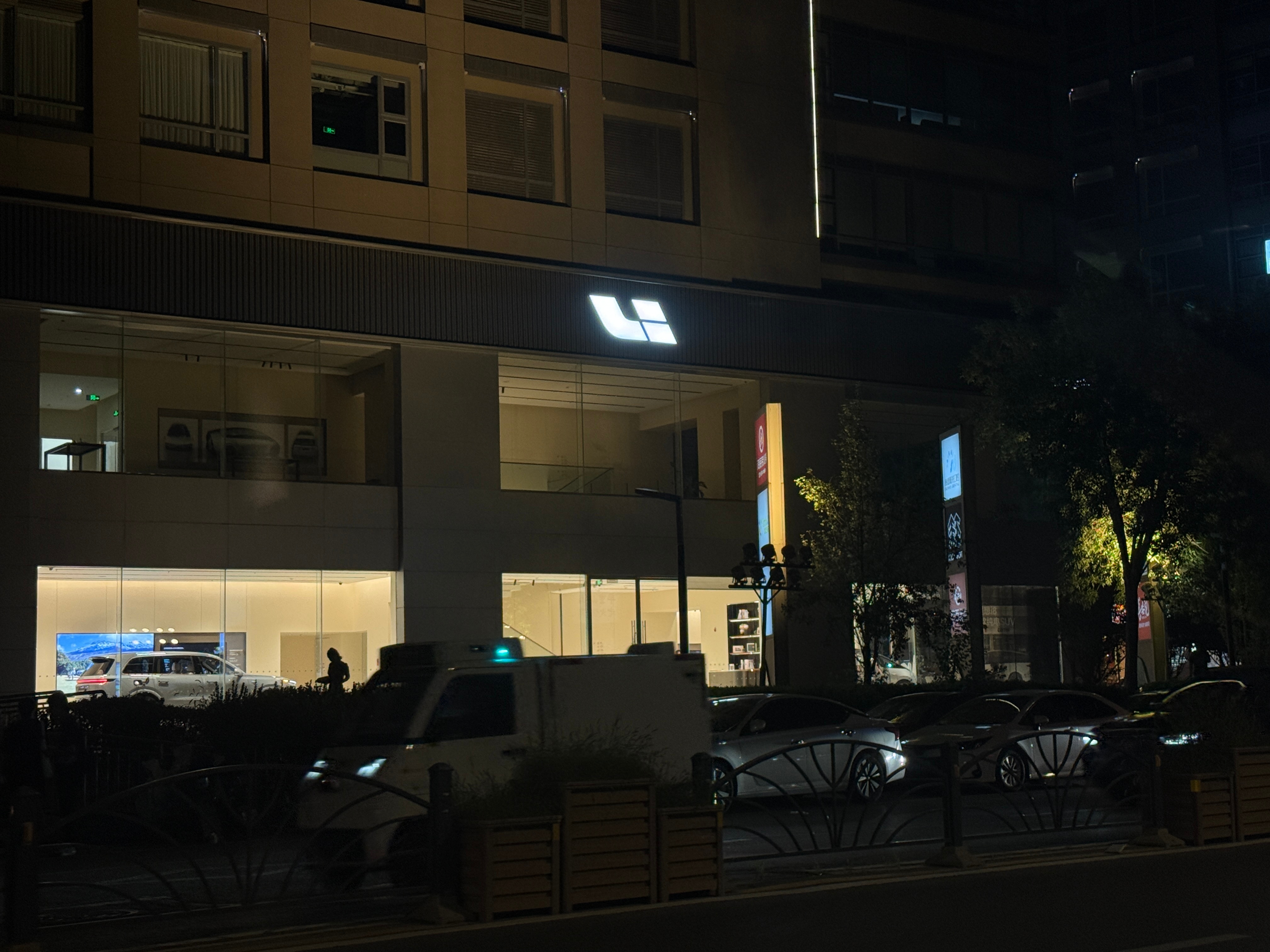 探店！！！街对面墙挡着都能看出来i8摆在哪个位置一定是人最多的地方[色][色][