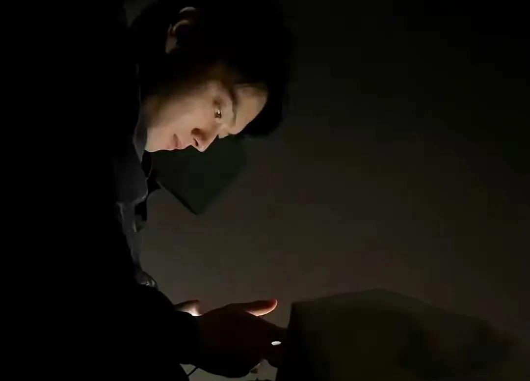 这一次，于正不仅保护不了许凯，可能还把自己“搭进去”。

18线女演员许荔莎开撕