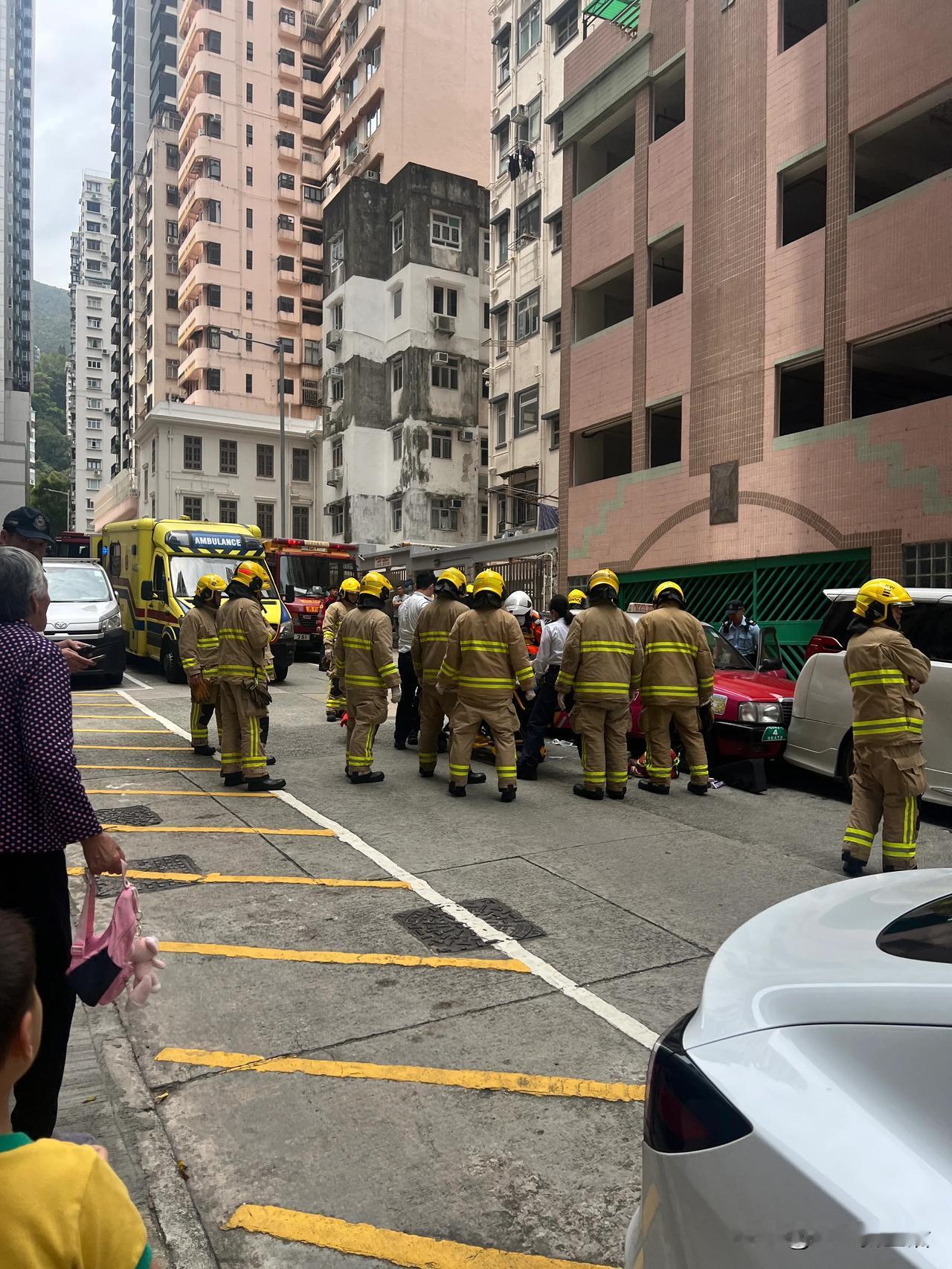 来看看🇭🇰香港事故现场！路过🇭🇰香港跑马地，感觉交通事故也不大，来了三辆