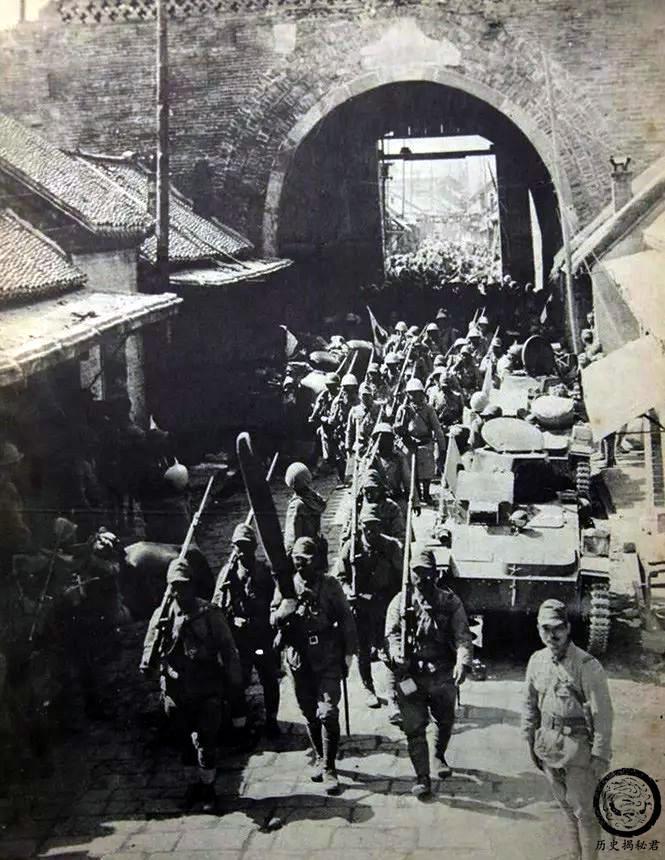 1938年，徐州沦陷，日军狞笑着把一个女子围在城墙上，女子随即抱着婴儿跳下城墙，