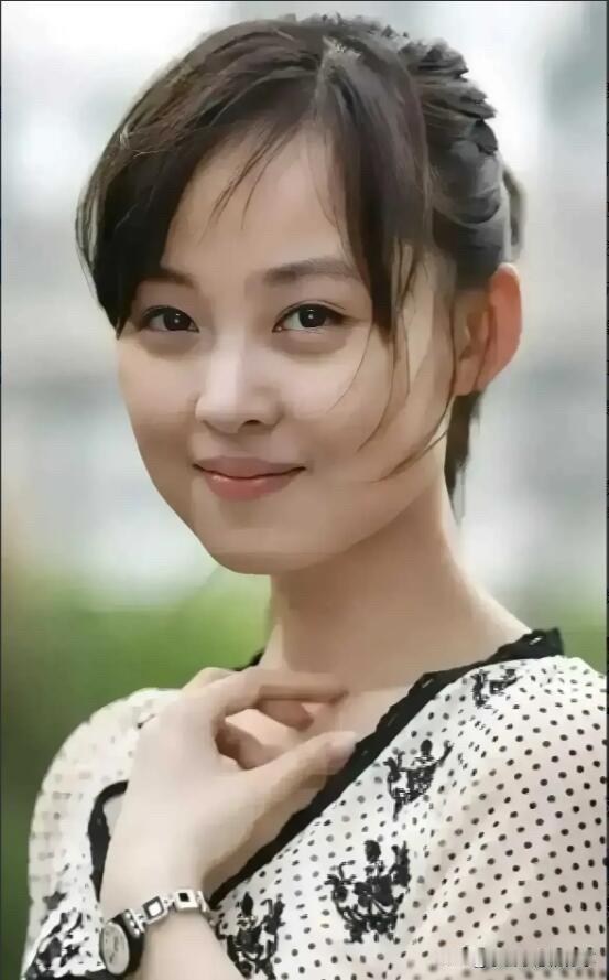 这是娱乐圈有史以来眼睛最明亮的一个女演员，她的颜值不输刘亦菲，长相甜美，但她好像