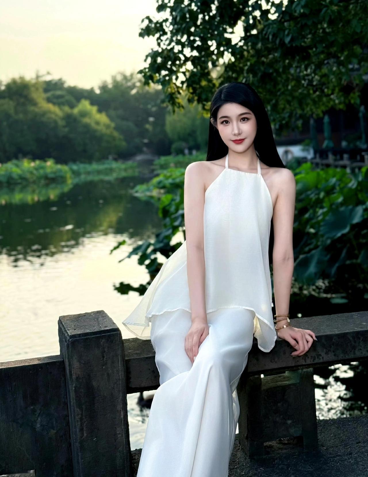 青山隐隐水迢迢，美人如玉坐小桥。分享美图  共享美好 晒一张外出游玩的照片