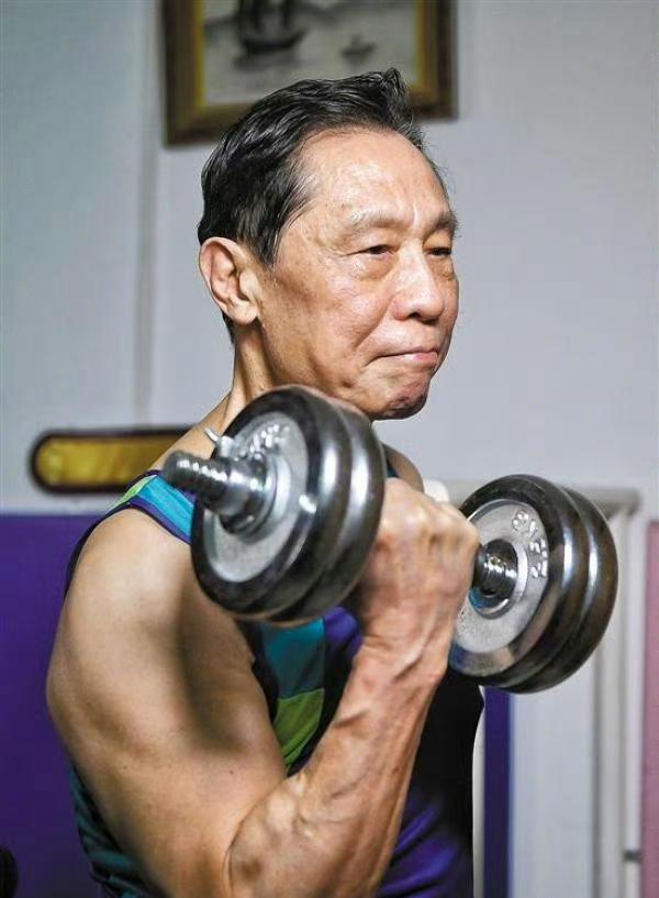 很多人都好奇，钟南山院士快90岁了还精神好、身体硬朗，到底靠的是什么？他的养生秘