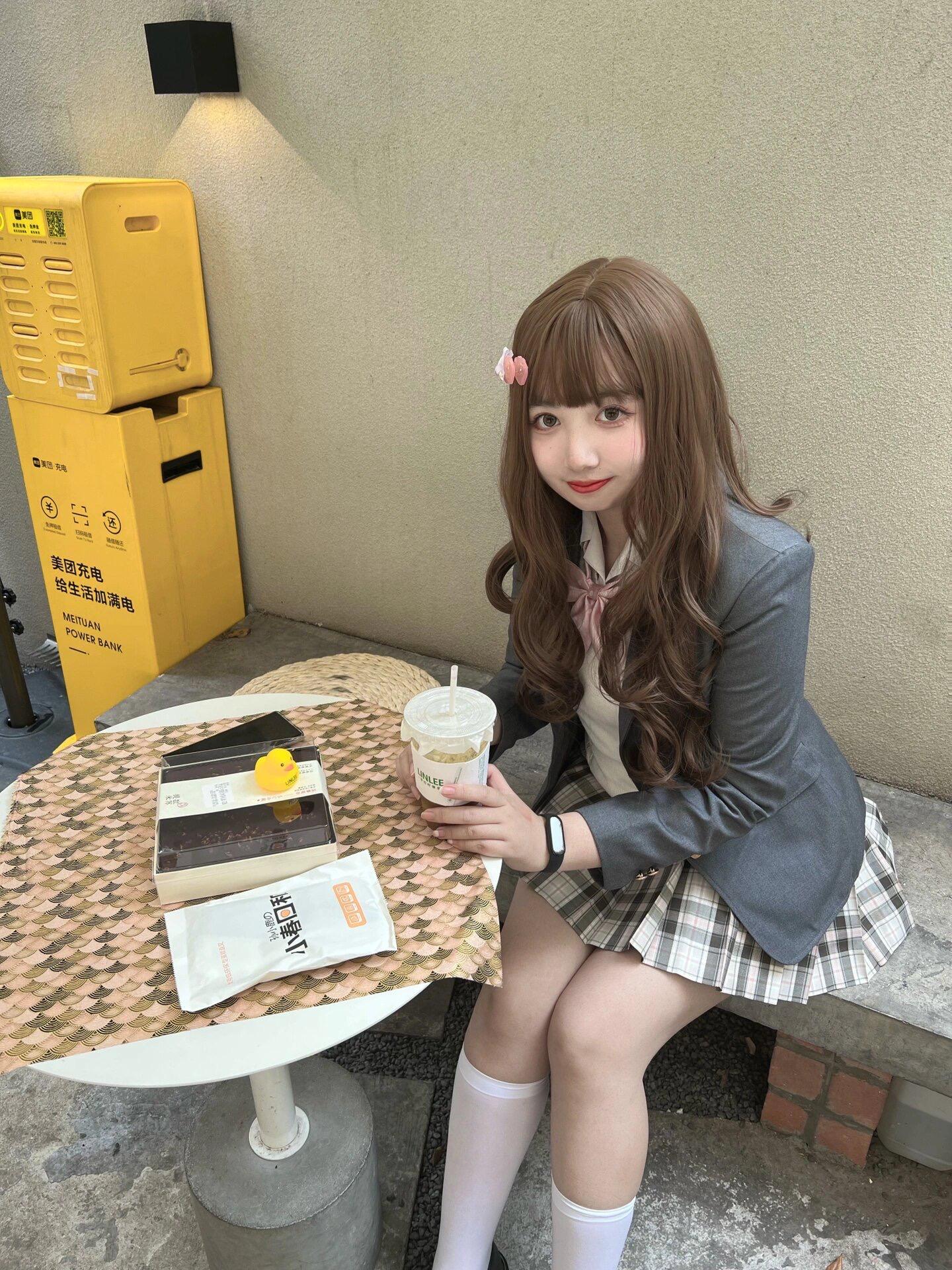 27岁，可爱漂亮，还可以做很多喜欢的事情。长得像小孩也挺好的，总比长得老好一点