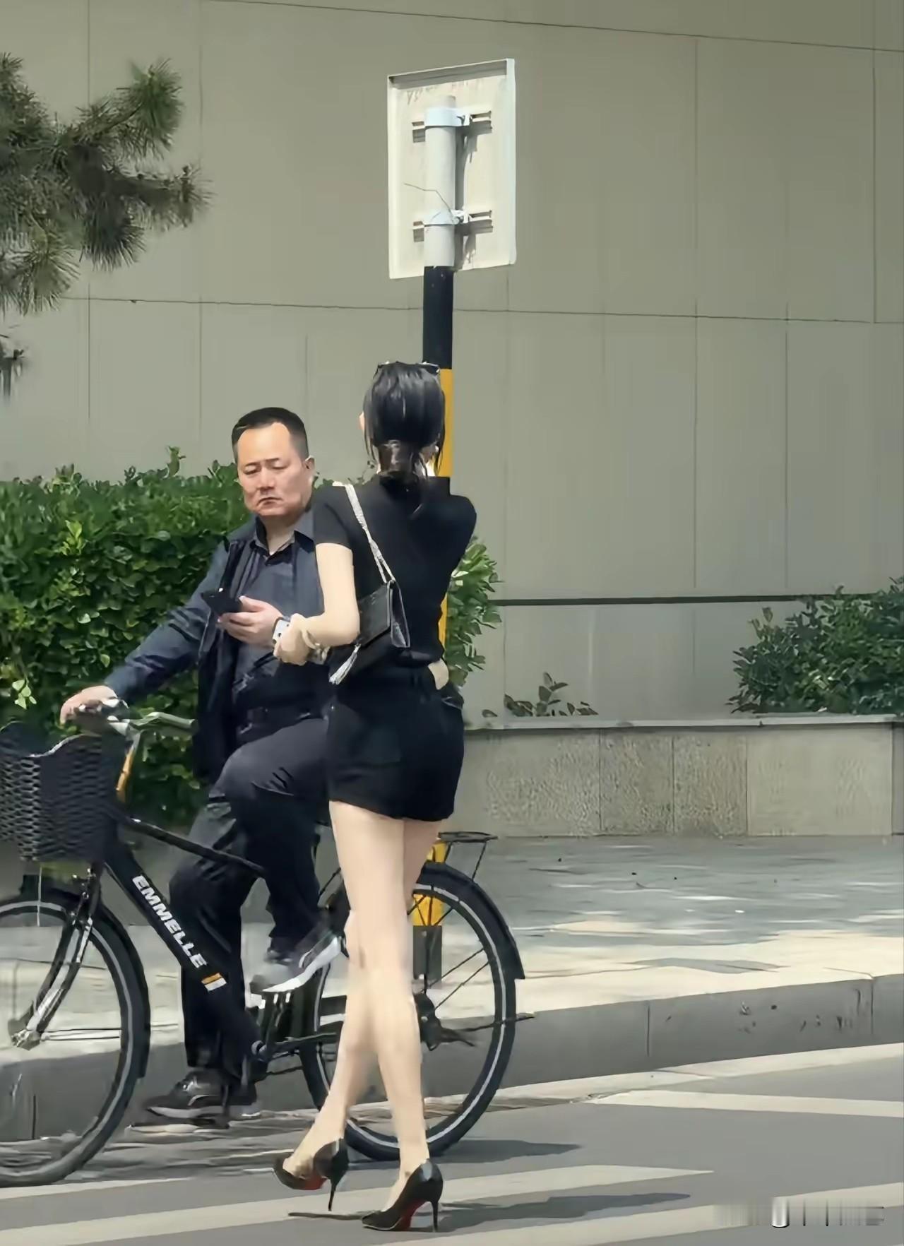 大哥，这样盯着看陌生人，很不礼貌。