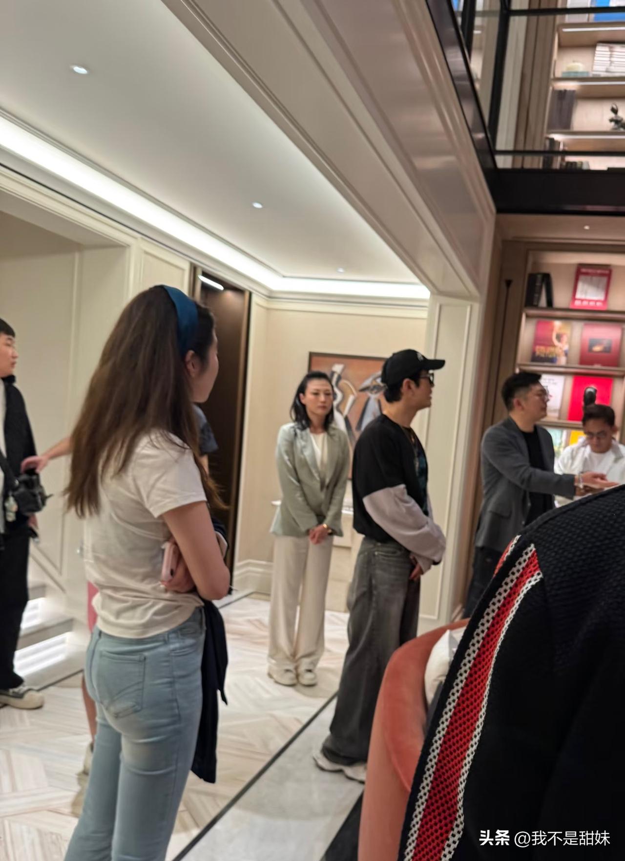 黄晓明准备买豪宅了！
他对这套房子很上心，看的房在东安路上的嘉佰道上海，豪横程度