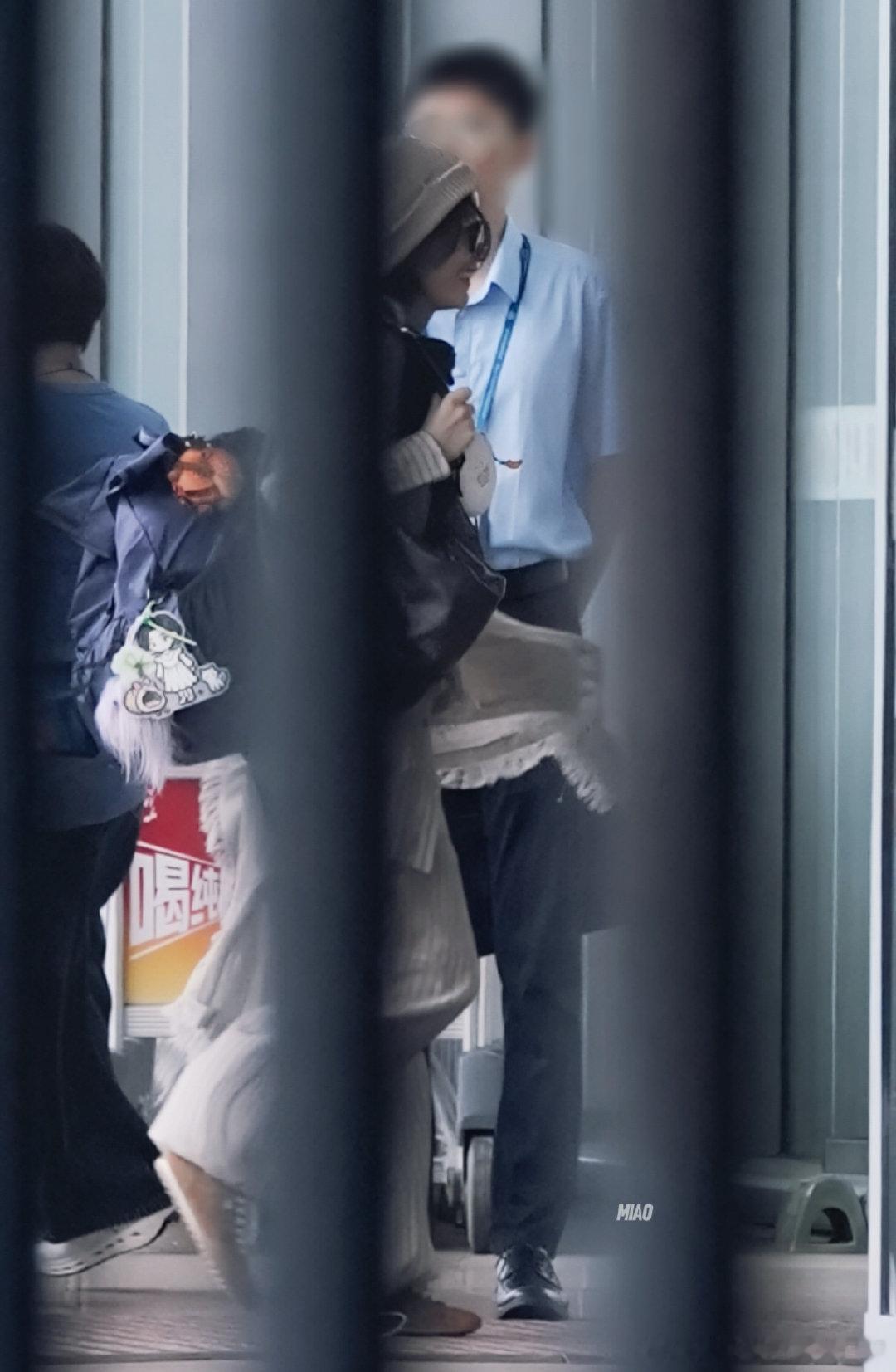 倪妮上班能和美女玩开心坏了吧倪妮去旅游起床气都没了 谁一大早出门还呲个大牙啊！原
