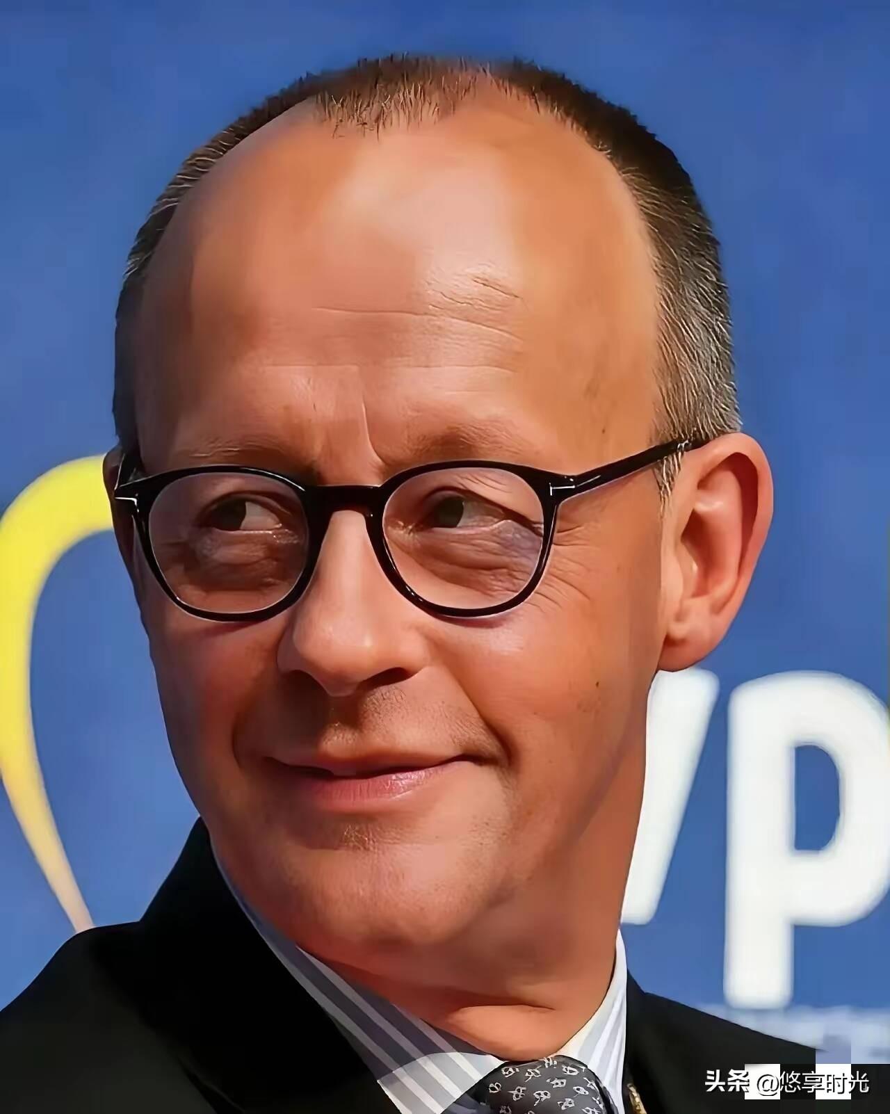 默茨访华结束后在德国演讲，语气激动持续咆哮，台下激烈鼓掌！也许是中国之行的刺激太