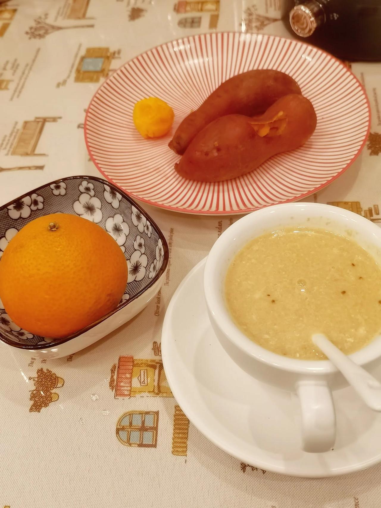 天冷喜欢窝在家里。
起来煮酥油茶，就着红薯早餐、午餐就解决了。
然后去岷江边一个