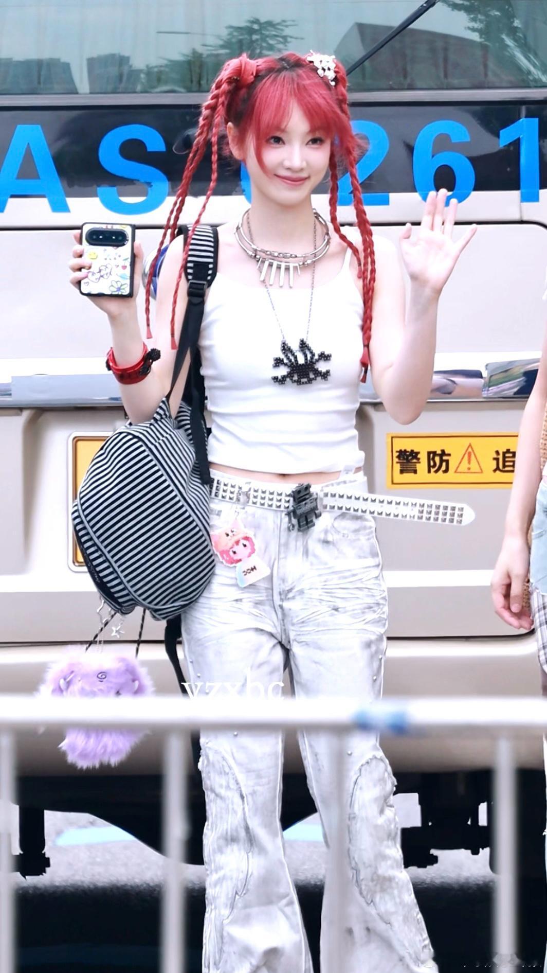 造型兼顾美感与舞台实用性，妆容干净耐看，舞台镜头表现力绝佳黄灿灿四公妆造乘风20