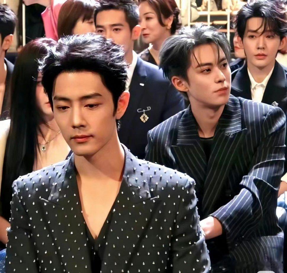 这张图一眼就看到王鹤棣[doge]其他三位男明星就挺男明星的 ​​​