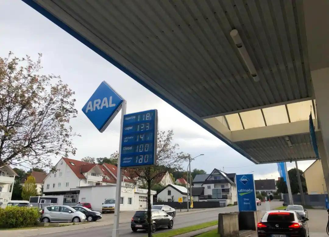 德国车主彻底绷不住了！最近这段时间开车简直是在“烧钱”，柴油汽油价格蹭蹭往上涨，