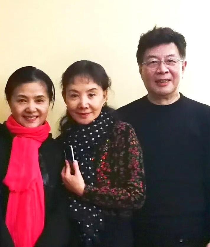 上世纪八十年代初，他们凭借各自主演的热门电影《珊瑚岛上的死光》、《她俩和他俩》、