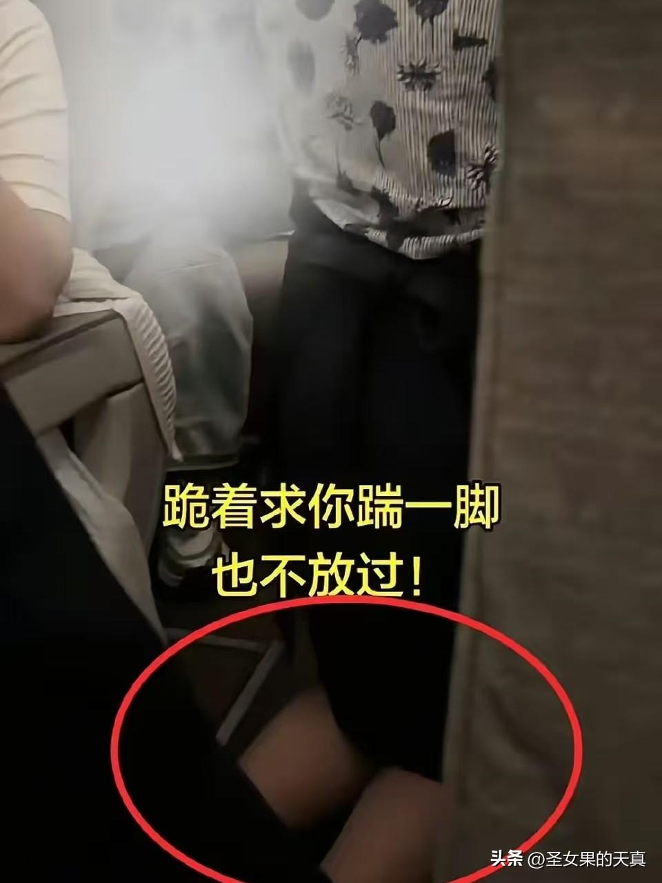 “这一跪，事大了！”男子在飞机上睡觉，空姐推车碰到他胳膊，男子被惊醒大发雷霆，逼