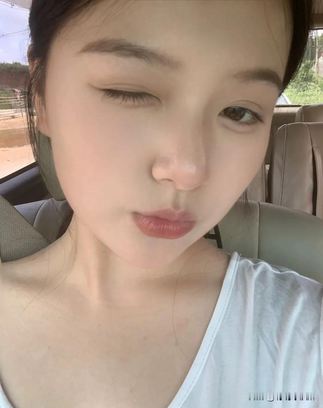 气质，是藏在细节里的优雅  
举手投足自带光芒，温柔而不失力量  
日常穿搭，简