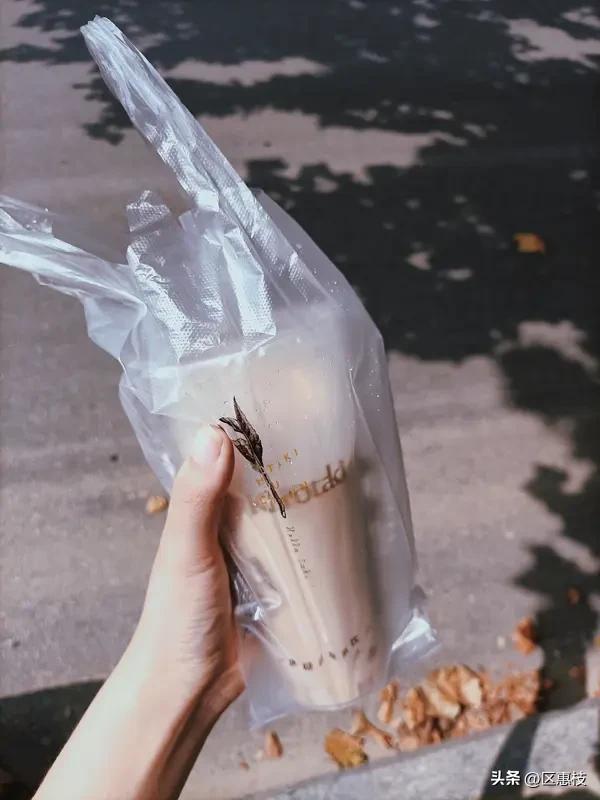 秋天的第一杯奶茶，算不上什么盛大的浪漫，只是网络催生的温柔小仪式。