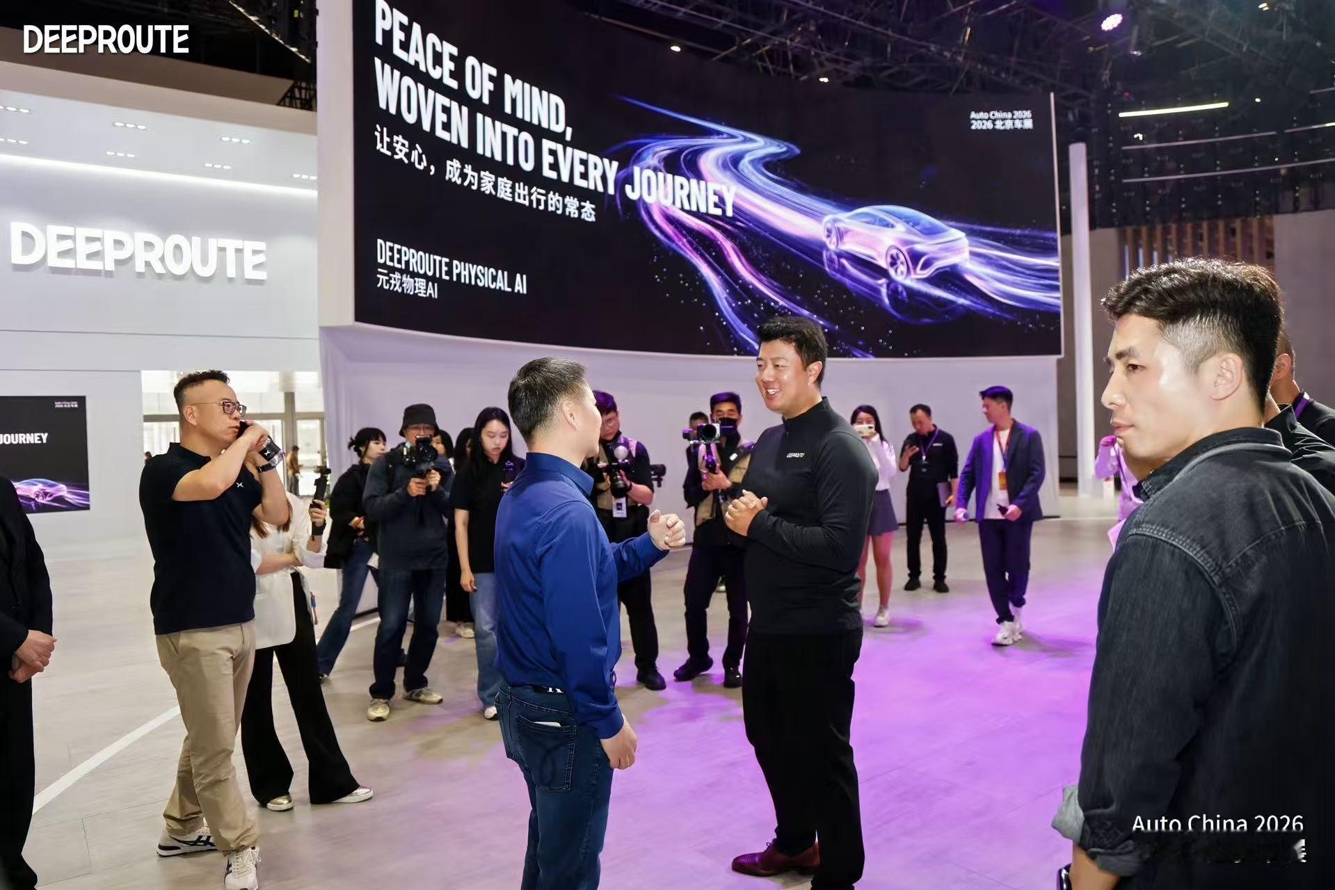 大师兄今天来到了元戎的展台互动并且大师兄在现场还说：我看好你们今天元戎的发布会会