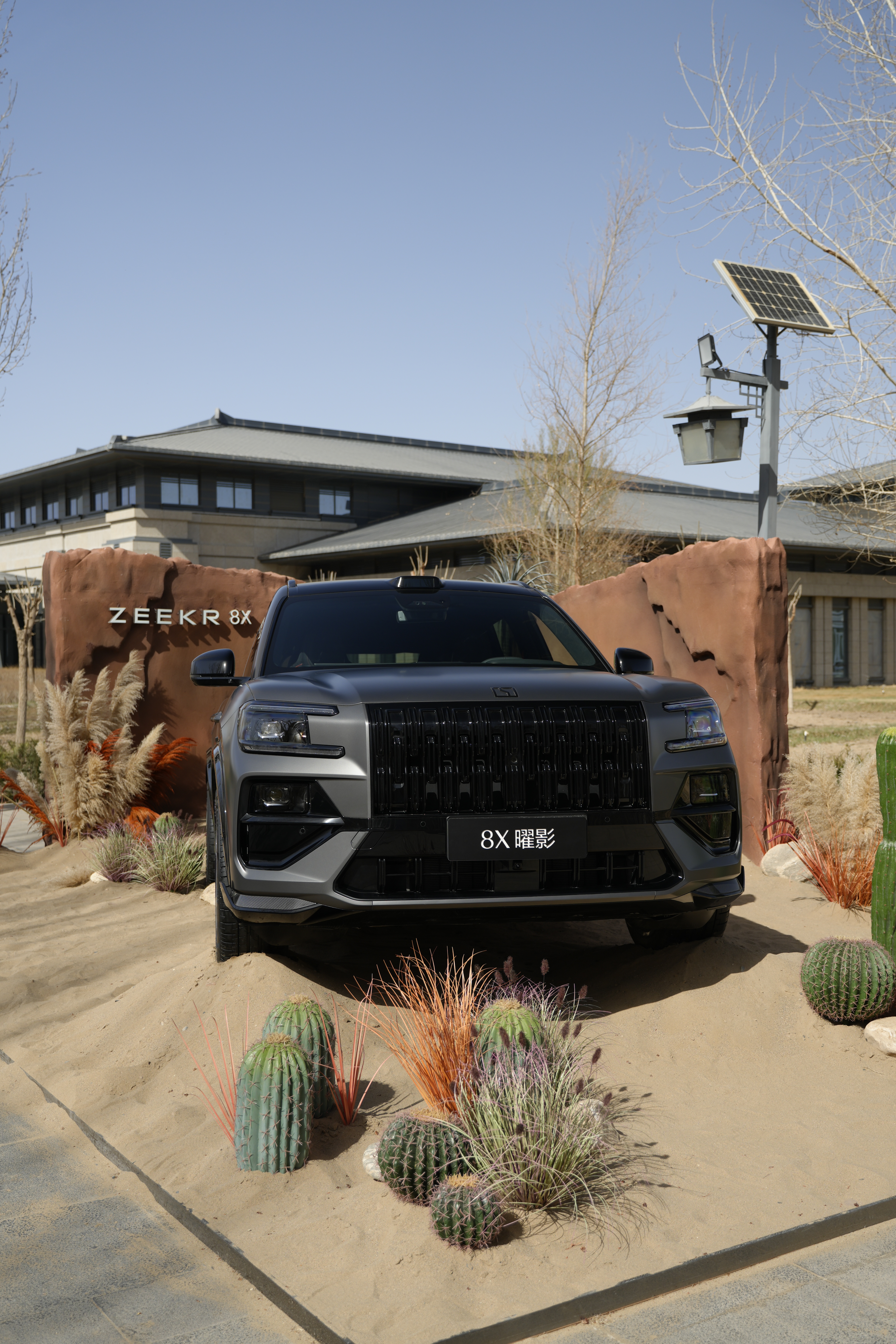 刚看到极氪8X曜影实车了，真正的西装暴徒，表面看是台体面的中大型SUV，内里塞了