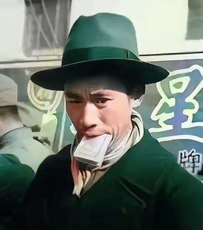 1949年的上海，赫赫有名的商人丁永福，把自家的洋房全卖了，换成了美金，旁人都说