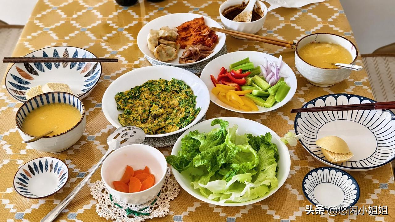买点韭菜，做了韭菜摊鸡蛋。这是原来我奶奶最愿意做的菜。
煎鸡胸肉，还有一点酱牛肉