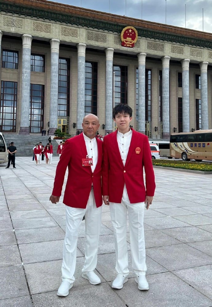 ​​​#王楚钦穿正装太帅了# ​头哥这个身材优势出来了[笑哈哈]板正得很[hah