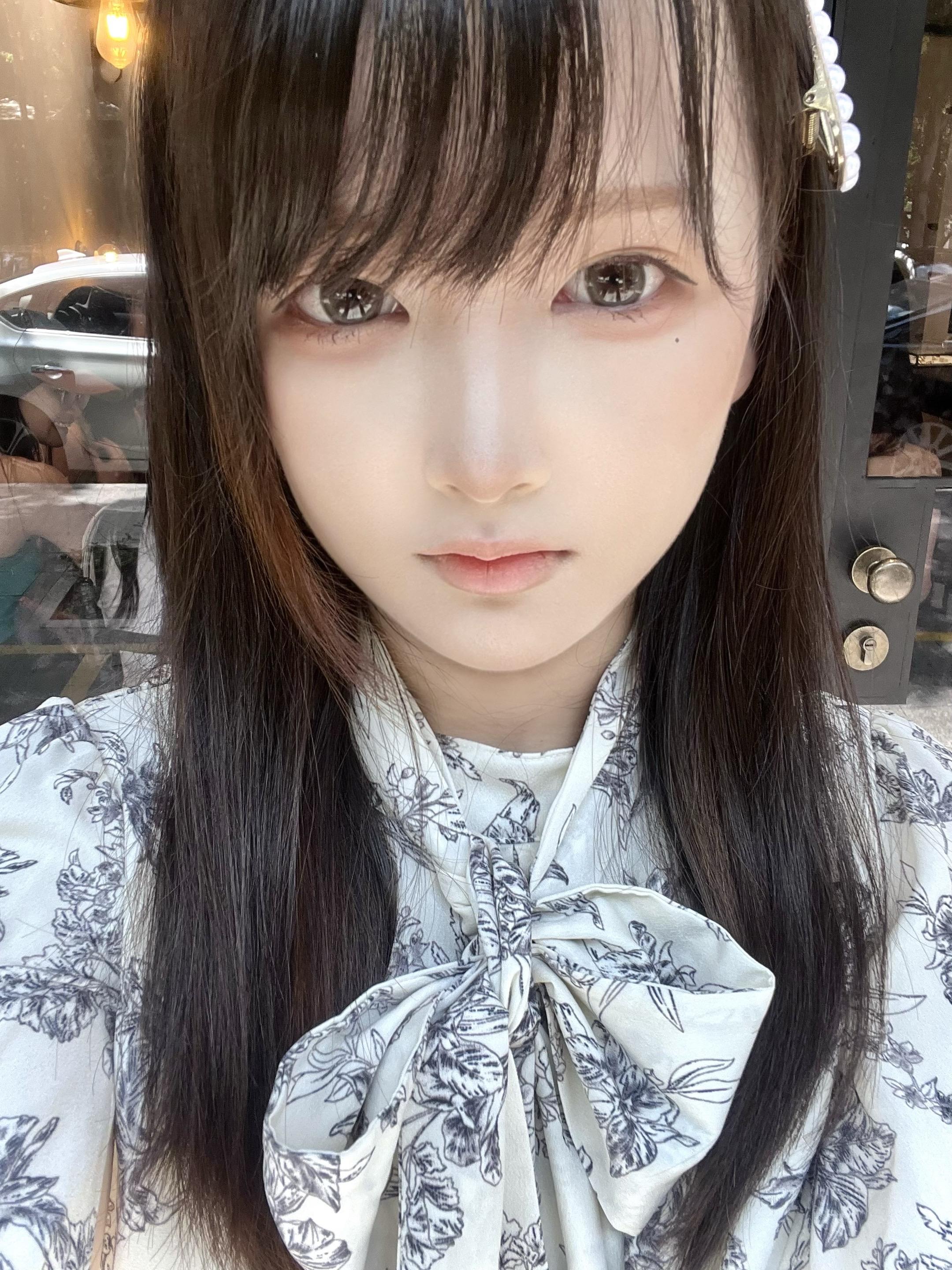 他们说眼睛就像一部相机  所以我想虚化所有人群  聚焦你