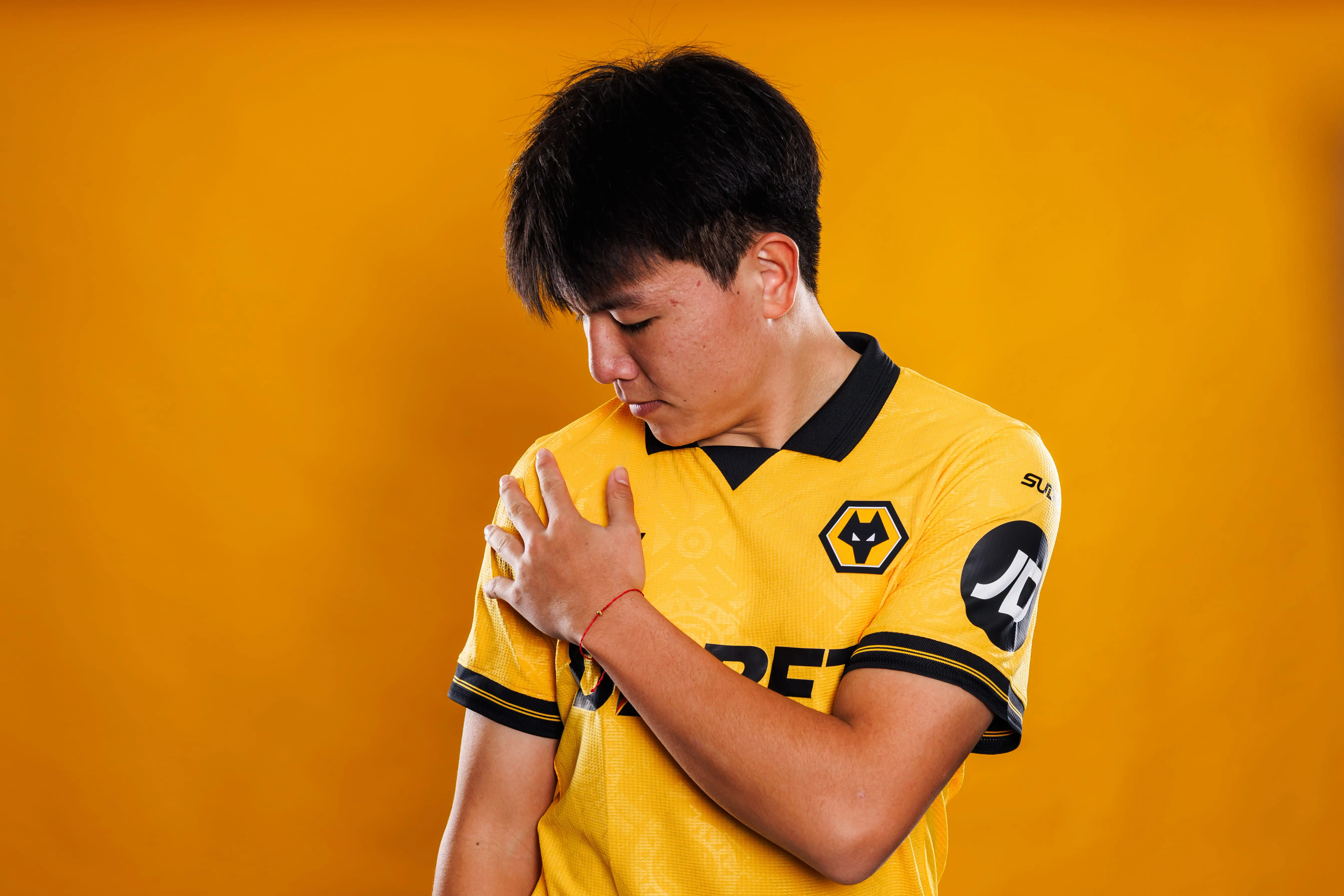 徐彬加盟英超狼队！此前效力青岛西海岸的徐彬以自由转会身份加盟，并将在本赛季剩余时