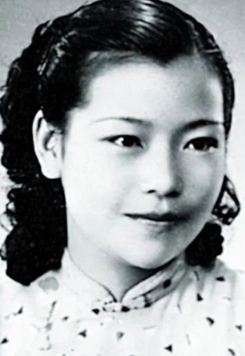 1976年，一名头发花白的老妇纵身跳入北京护城河中，当人们将她打捞后，才发现这个