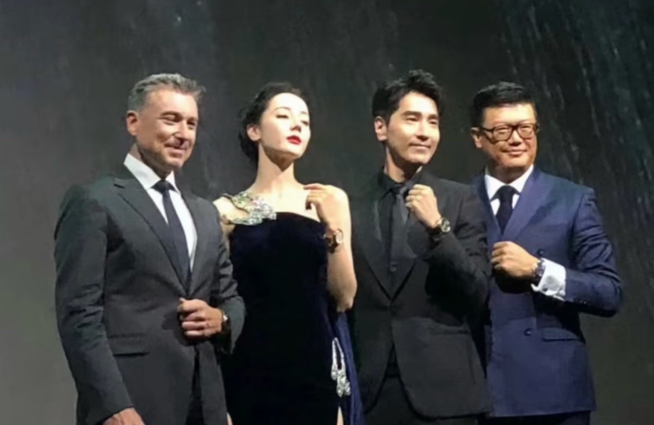 闵塔鲨点赞吐槽迪丽热巴工作室博文【迪丽热巴】睥睨。 