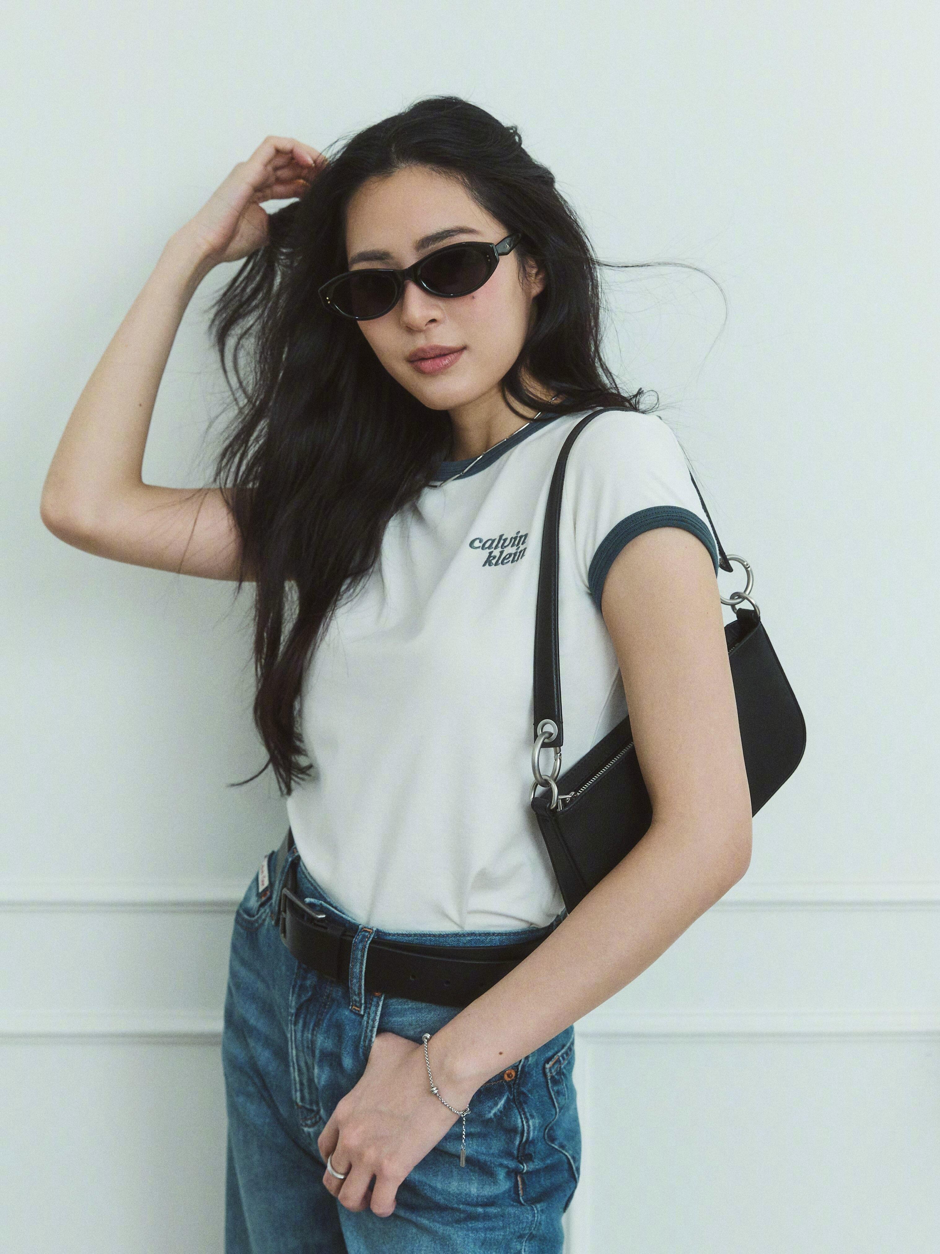 邝玲玲出镜演绎Calvin Klein全新造型，随性自在与摩登酷飒在镜头前自然交