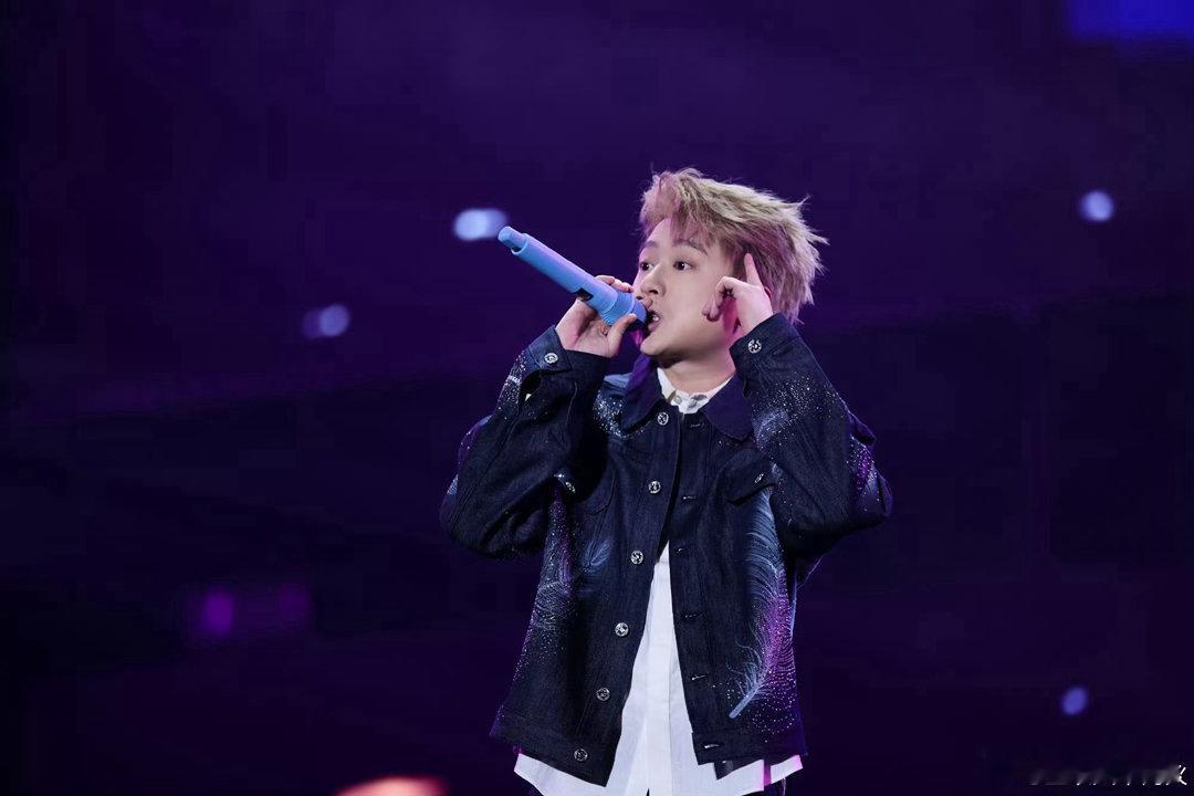 王以太 哀人舞台获赞哀人组太好听了 哀人组能收获这么多好评不是没有道理，每个人都