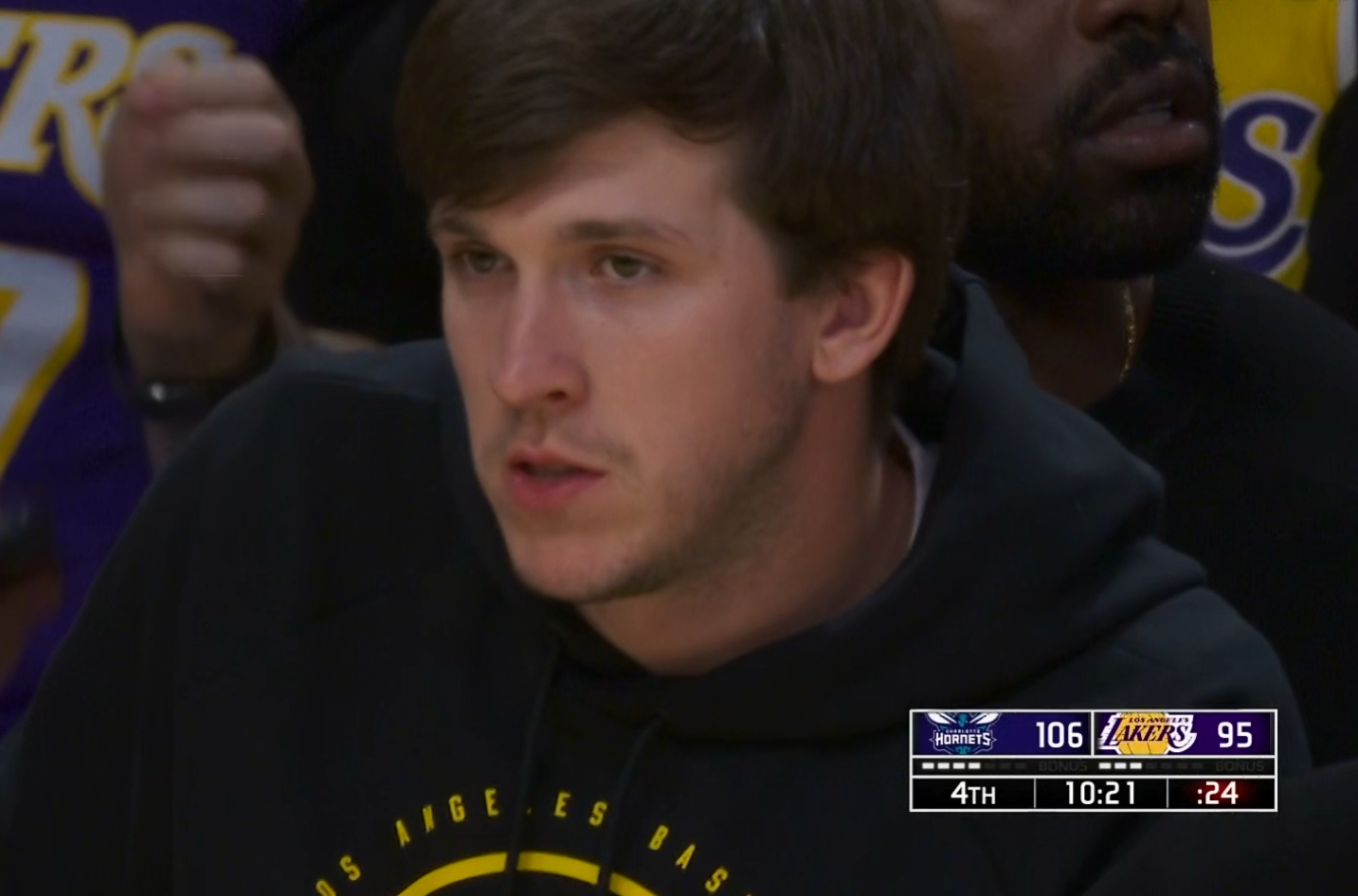 小里应该还要些时日才能回来，11月中旬到12月上旬那段时间消耗太大了，背靠背对凯